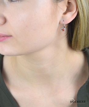 Srebrne kolczyki wiszące w kształcie kółeczek ozdobione cyrkonią. Delikatne kolczyki wykonane z najwyższej jakości srebrna próby 925 wyglądają bardzo elegancko. Kolczyki w minimalistycznym stylu (3).JPG